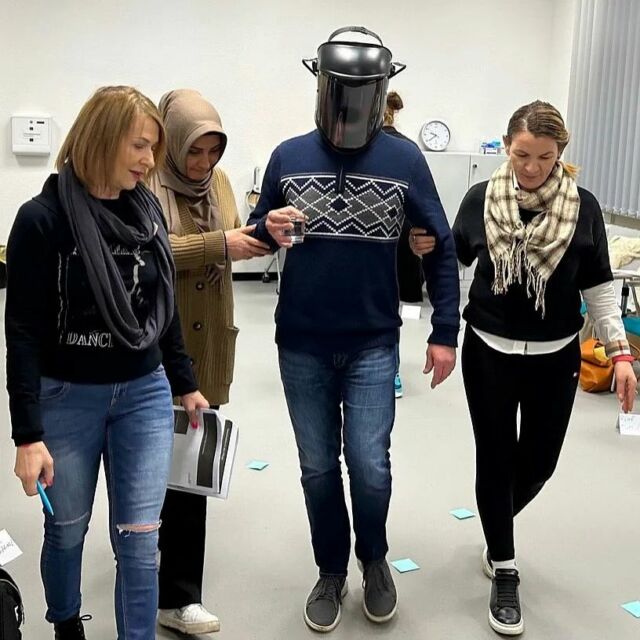 Im betriebseigenen Fortbildungsinstitut der @sozial_betriebe_koeln ist der erste Pflegebasiskurs gestartet. Zum Programm gehört auch ein Simulationstraining in dem alterstypische Einschränkungen dargestellt und „ausprobiert“ werden. Der Pflegebasiskurs wird von Mitarbeiter*innen absolviert, die bereits in der Pflegeassistenz tätig sind. Er schließt mit einer Prüfung ab und entspricht als Qualifizierungsbaustein dem Qualifikationsniveau 2. Infos zum Weiterbildungsangebot der SBK – auch für externe Interessierte – gibt es auf sbk-koeln.de.

#weiterbildung #fortbildung #karriere #chance #zukunft #future #perspektive #alltagshelden #heldendesalltags #systemrelevant #pflege #pflegeassistenz #pflegefachkraft #altenheim #seniorenheim #seniorenzentrum #sbkköln #sozialbetriebeköln #arbeitgeber