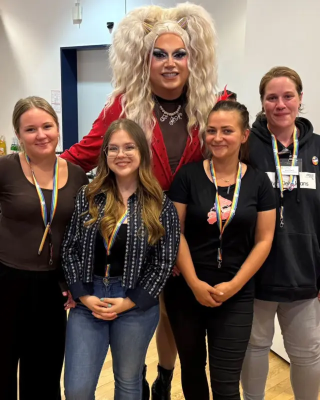 Diversity-Tag bei den SBK. Unter anderem mit @pam_pengco und einigen fleißigen Auszubildenden der SBK. Vielen Dank für Euren Einsatz! Ein Reel zur Veranstaltung gibt es auf @sozial_betriebe_koeln. 
Mehr Infos zur bunten Ausbildung im Bereich Pflege gibt es auf kommpflege.koeln (Link in Bio).

#ddt #diversity #diversität #vielfalt #vielfaltgewinnt #sbk #sbkköln #sbkakademie #ausbildung #zukunft #future #perspektive #pflege #köln #kommpflege
@anyway_koeln
@rubicon.lesbisch.schwul.queer 
@fhmkoeln 
@charta_der_vielfalt