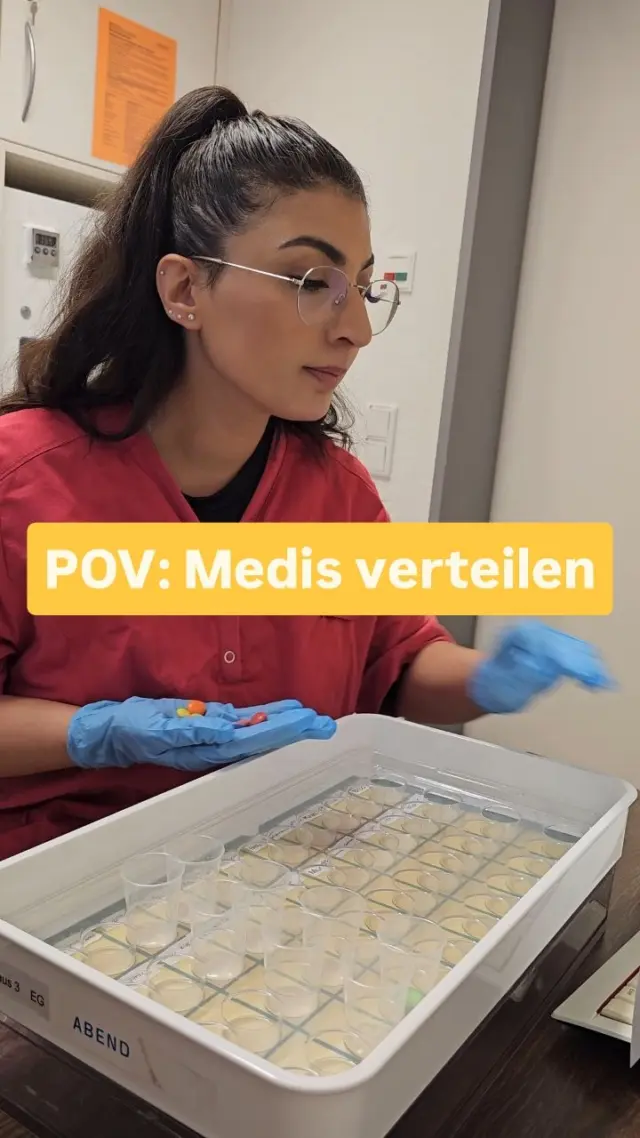 Ganz so treffsicher sind wir in echt leider nicht, und deshalb spiegelt dieses Video auch nicht die Realität wider. 🤔😂
Es gibt zum Glück auch keine Smarties im Medikationsraum. 🙄
Trotzdem bist du nach drei Jahren Ausbildung und praktischer Begleitung durch unsere Praxisanleiter*innen in jedem Fall wesentlich routinierter in den alltäglichen Arbeitsschritten als am Anfang! 💪

#sbkköln #riehl #haus3 #praxisanleitung #pflegehumor