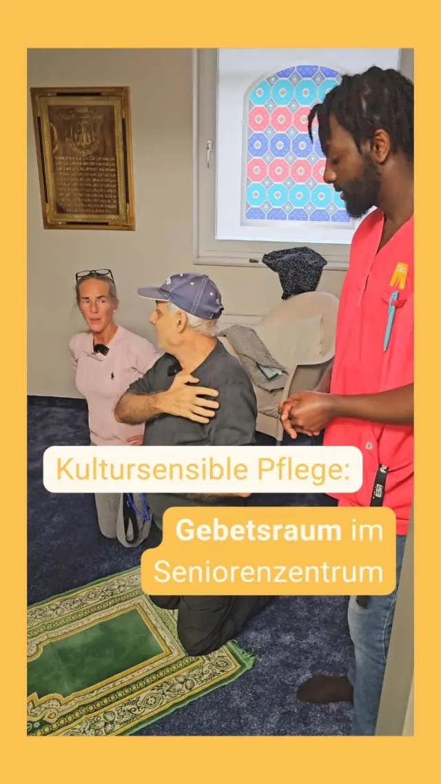 Teil 1 unserer kleinen Einblicke in die kultursensible Pflege zusammen mit unserer Praxisanleitung. 🛐☪️

In unserem Haus 1 in Mülheim ermöglichen wir seit 2008 Bewohner*innen mit türkischsprachigem Migrationshintergrund ein Leben, das ihre sozialen, kulturellen und religiösen Bedürfnisse respektiert. Dafür bieten wir u. a. einen Gebetsraum und kulturangepasste Essensangebote. Unser integratives Konzept schafft multikulturelle Wohnbereiche, in denen Menschen unterschiedlicher Herkunft gemeinsam wohnen und sich zuhause fühlen. 🏠 💛

#pflege #ausbildung #praxisanleitung #i̇slam #türkiye