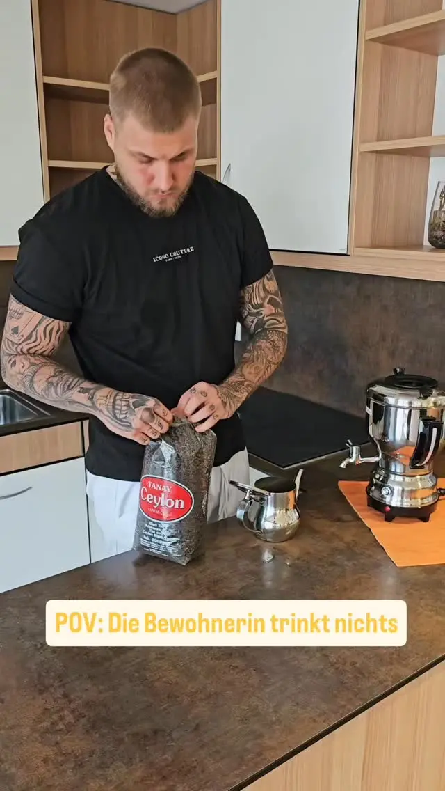 Teil 3 unserer kleinen Einblicke in die kultursensible Pflege zusammen mit unserer Praxisanleitung.

In unserem Haus 2 in Mülheim ermöglichen wir seit 2008 Bewohner*innen mit türkischsprachigem Migrationshintergrund ein Leben, das ihre sozialen, kulturellen und religiösen Bedürfnisse respektiert. Dafür bieten wir u. a. einen Gebetsraum und kulturangepasste Essensangebote. Unser integratives Konzept schafft multikulturelle Wohnbereiche, in denen Menschen unterschiedlicher Herkunft gemeinsam wohnen und sich zuhause fühlen. 🏠 💛

#pflege #ausbildung #praxisanleitung #çay