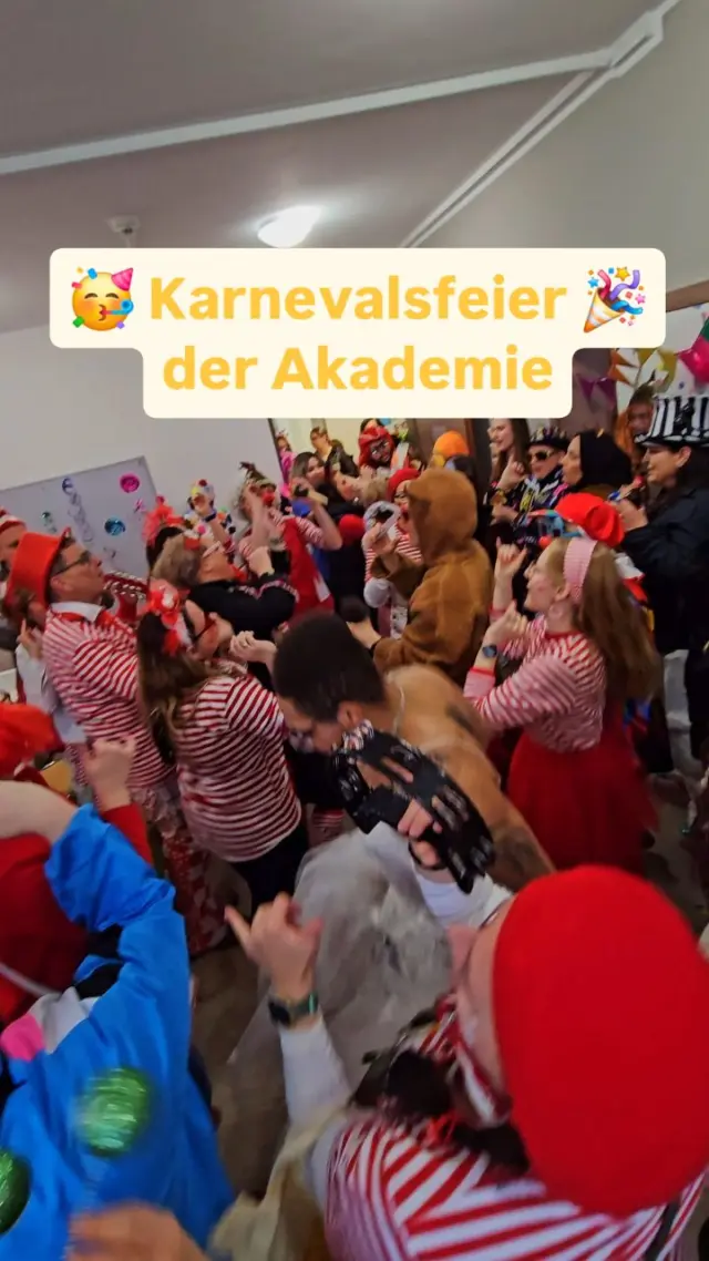 Unsere Auszubildenden haben dieses Jahr an Weiberfastnacht wieder die besten Kostüme (auch die der Lehrkräfte!) prämiert. Herzlichen Glückwunsch an die tollen Gewinnerkostüme! 🏅🥳
Und auch das Leitungs- und Verwaltungsteam in Riehl lässt sich an Weiberfastnacht natürlich keine Feier entgehen und brachte nicht nur Kamelle sondern auch ein paar ihrer Lieblingskarnevalshits mit. 🎶🕺🎉

#alaaf #karneval #ausbildung #pflege #köln