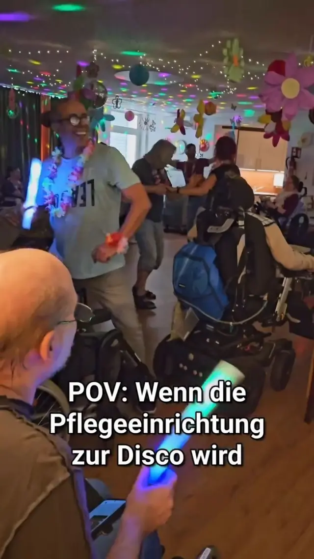 Unsere Bewohner*innen wollten tanzen – und haben sich einen Disco-Abend gewünscht. 💃🕺
Das haben sich unsere Kolleg*innen aus Sozialer Betreuung und Pflege im Haus 7E, einem Wohnbereich für jüngere neurologisch erkrankte Menschen, zu Herzen genommen: Egal ob mit Rollstuhl oder ohne, am "Bierpong"-Tisch und auf der Tanzfläche – DJ Markus sorgte für super Stimmung und alle freuen sich schon auf das nächste Mal. 💛🎉

#pflegemitherz #pflegeheim #sozialebetreuung #köln